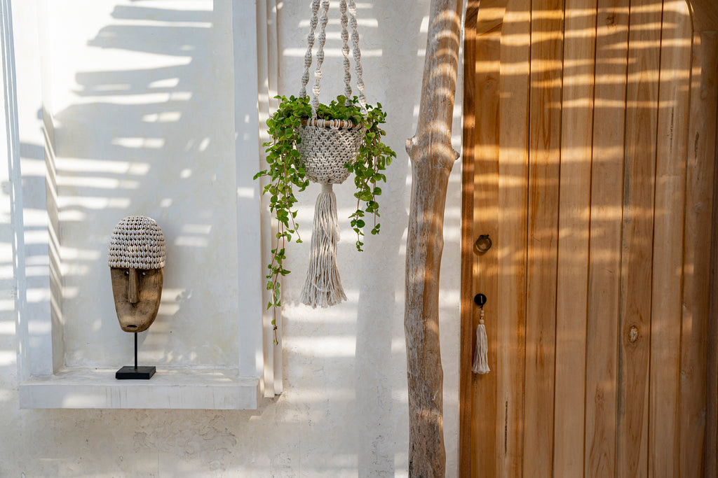 Le Masque De Cowrie Sur Pied